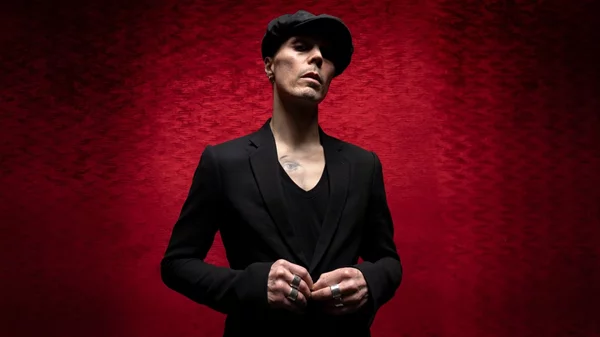 Ο VV για μια "neon noir" βραδιά στο "Fuzz"