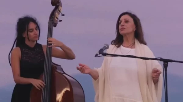 Χάρις Αλεξίου: Η "Προσευχή" κατέκτησε την 1η θέση του ελληνικού top 10