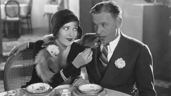 Τελικά, ποιος πρέπει να έχει τη θέα θάλασσα; Ή αλλιώς πού σταματούν οι "καλοί εστιατορικοί τρόποι" και ξεκινά ο εσωτερικευμένος σεξισμός;