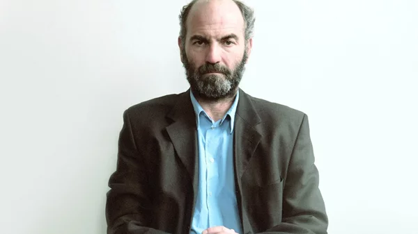 ΚΠΙΣΝ: Ο Ακύλλας Καραζήσης διαβάζει την "Αρχιτεκτονική της σκόρπιας ζωής" του Νίκου Γαβριήλ Πεντζίκη