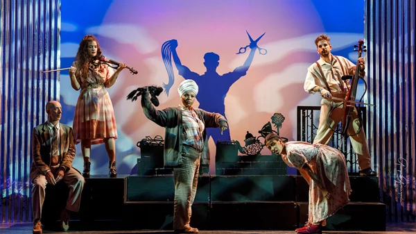 "Ραπουνζέλ χωρίς παραμύθι": Η βραβευμένη παράσταση του Ηλία Καρελλά με τα σημαντικά κοινωνικά μηνύματα συνεχίζεται