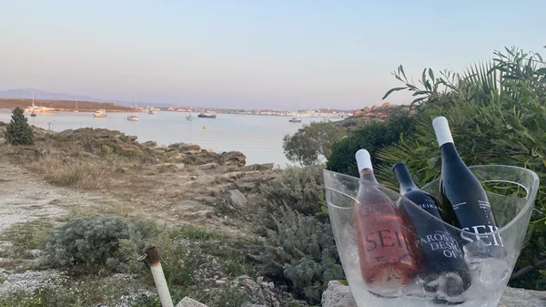 Seiradi: Κάτι πολύ οινικό (και ενδιαφέρον) τρέχει στην Πάρο