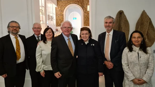 Συνεργασία της Υπουργού Λίνας Μενδώνη με τις Εθνικές Επιτροπές της Αυστραλίας για την Επιστροφή των Γλυπτών του Παρθενώνα