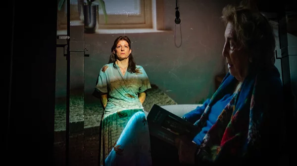 "Η αρραβωνιαστικιά του Αχιλλέα" θυμάται και αφηγείται μνήμες της βασανισμένης σύγχρονης Ελλάδας