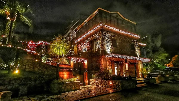 Γιορτάζοντας στον ατμοσφαιρικό πολυχώρο του "Terra Petra" με θέα όλη την Αθήνα