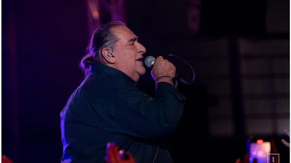 Βασίλης Καρράς: Λιτός, απλός και (βαριά) λαϊκός, ξεσήκωσε εύκολα το "Βεάκειο"