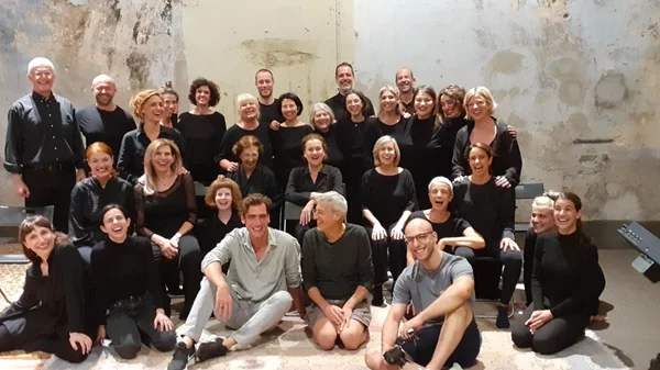 "Και σεις, πώς τα περνάτε;": Ένα μουσικό αναλόγιο από τον Γιώργο Πατεράκη και τους String Theory