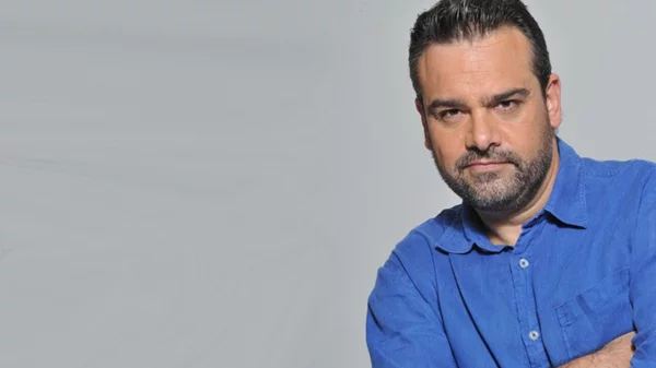 O Δώρος Δημοσθένους ταξιδεύει στον έρωτα, τον χρόνο και τον κόσμο