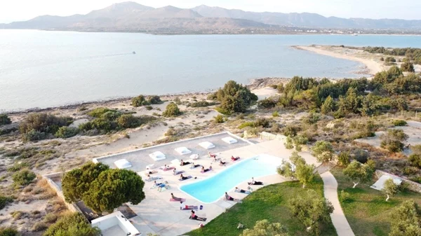 "Capari Suites", Ελαφόνησος | Ένα χαλαρωτικό καταφύγιο μας ξεκλειδώνει τον νησιώτικο παράδεισο της Πελοποννήσου