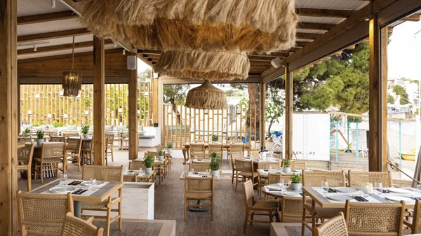 S. Pellegrino: Μας καλωσορίζει στο "Achinos Beach bar-restaurant"