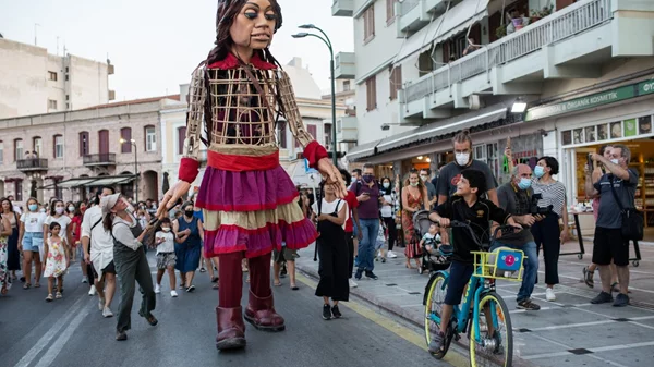 Η Αμάλ από τη Συρία ταξιδεύει για να συναντήσει τους πρόσφυγες από την Ουκρανία
