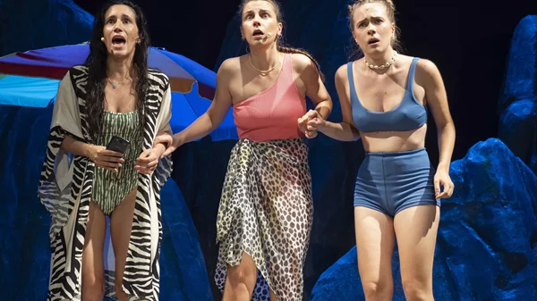 "Μία μέλισσα τον Αύγουστο" κάνει χαμό στην ταράτσα του Θεάτρου Λαμπέτη!