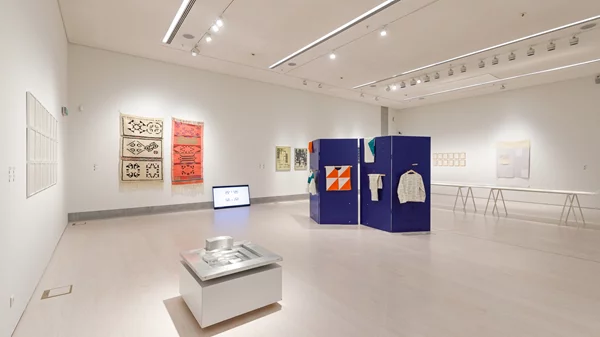 Η έκθεση "Συμβιωτικά" συμβιώνει αρμονικά και χωρίς εκπλήξεις με το Εθνικό Μουσείο Σύγχρονης Τέχνης