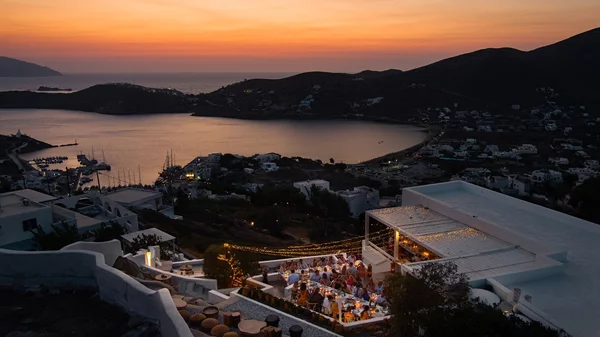 Στην Ίο υπάρχει ένα sunset bar-θρύλος