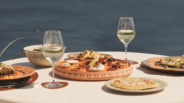 "Adami", το νέο κυκλαδικό κεφάλαιο της ελληνικής κουζίνας στην Οία