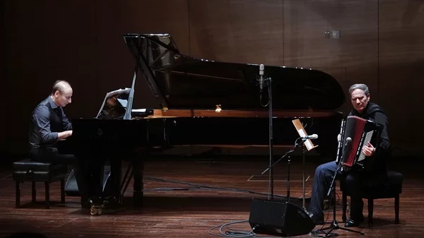 "Εξομολογήσεις": Από την ελληνική παράδοση στο ρεμπέτικο και στον Χατζιδάκι