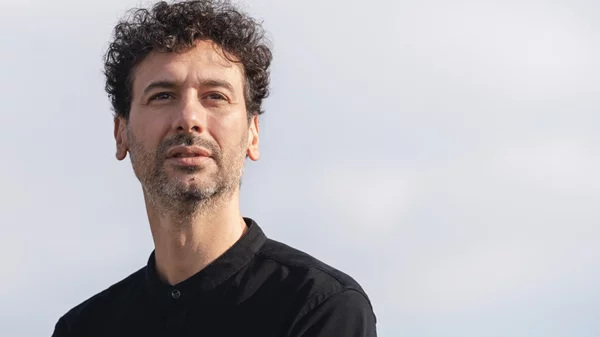 H playlist του Στάθη Άννινου είναι μια "διαδρομή" από τη Μεσόγειο ως τη Βραζιλία