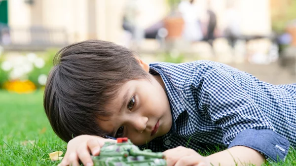 5 αρνητικά συναισθήματα που έχουν τα παιδιά με τελειομανείς γονείς