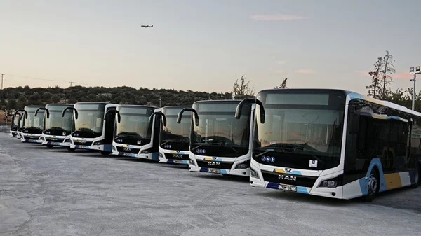 Νέα εποχή στις συγκοινωνίες της Αττικής με τα πρώτα 30 από τα 211 νέα λεωφορεία