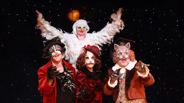 Ο Νίκος Δαφνής για το πώς γνώρισε τον Λούις Σεπούλβεδα και την "Ιστορία του γάτου που έμαθε σ’ ένα γλάρο να πετάει"