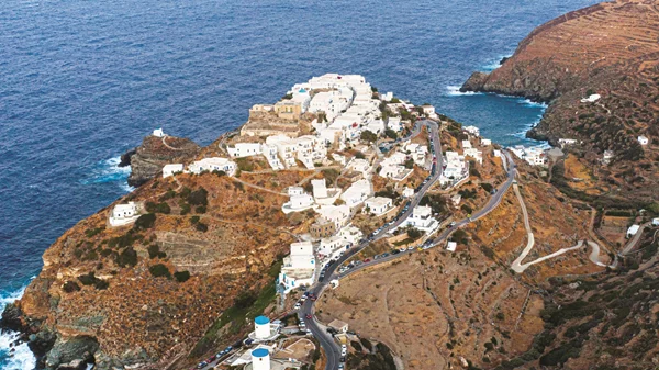 Το εθιστικό slow living της Σίφνου: Από την τοπική κουζίνα στις παραλίες και τις πεζοπορίες