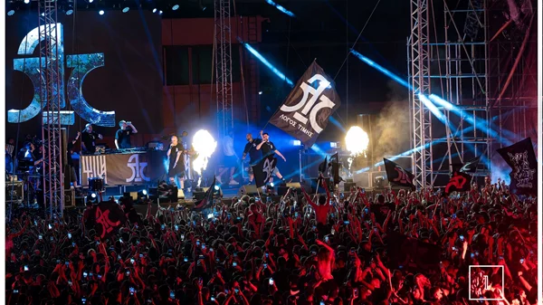 Λόγος Τιμής: Γηπεδική φλόγα και χιπ χοπ παραλήρημα 18.000 νέων στη Ριζούπολη