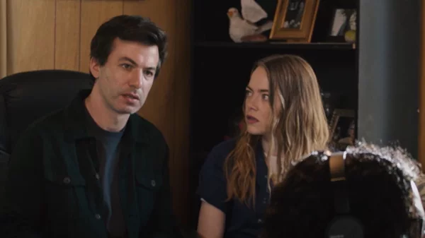 Η Έμα Στόουν χάνει την ψυχραιμία της στο τρέιλερ του υψηλής αισθητικής "The Curse"