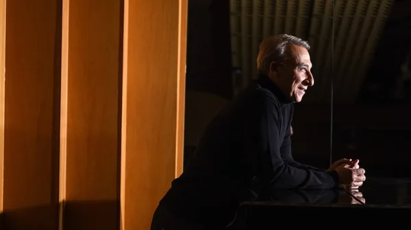 Μίνως Μάτσας: "Η μουσική μπορεί να ομορφύνει τον κόσμο, μα όχι να τον αλλάξει"