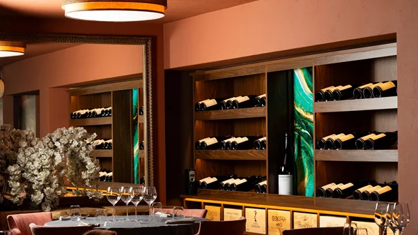 Λένε πως στο Πασαλιμάνι θα βρεις μια γωνιά όπου το κρασί και η ιταλική κουζίνα γίνονται εμπειρία