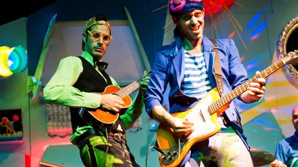 Οι Burger Project ενθουσιάζουν μικρούς και μεγάλους στο six d.o.g.s