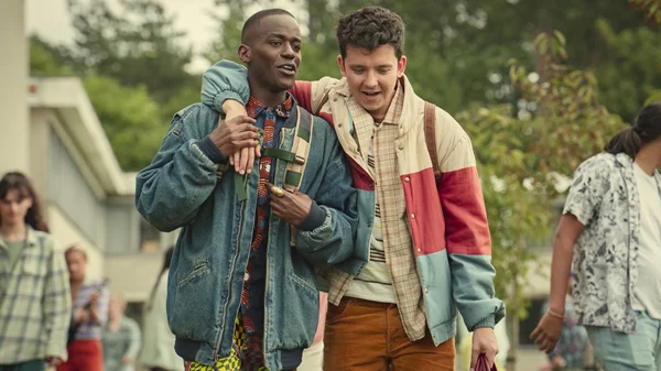 "Sex Education": Μια εφηβική σειρά που αγαπήθηκε πηγαία από το ενήλικο κοινό της