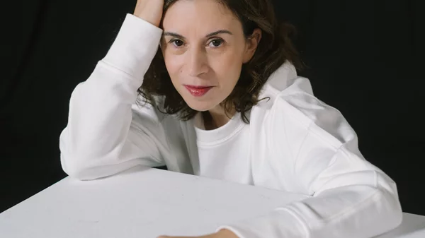 Η Σοφία Μαραθάκη γράφει για το έργο με "Με νύχια και με δόντια"