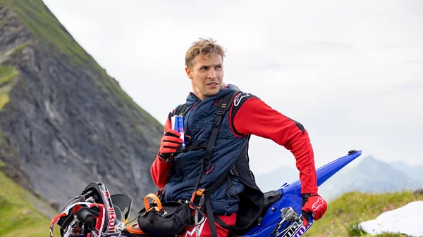 Μηχανή με… αλεξίπτωτο: Ο θρύλος του freestyle motocross, Tom Pagès σε ένα πρωτοφανές εγχείρημα