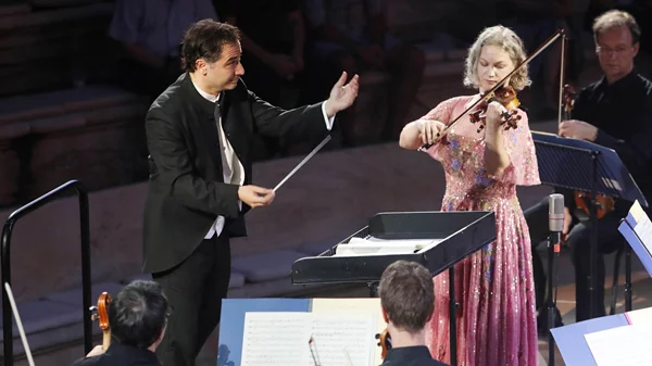 Λάμψη Χαν, Φιλαρμονικής Μονάχου και Ορόσκο-Εστράδα στο Ηρώδειο – Άχρωμη Καμεράτα Σάλτσμπουργκ με εξαιρετικό Καζούχιν στο Μέγαρο