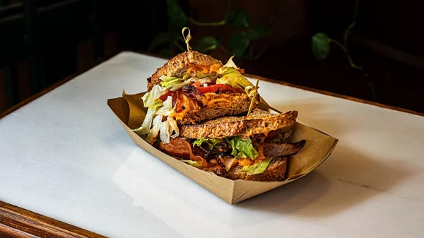 Γιατί όλοι πάνε για σάντουιτς στο 'Borghese'