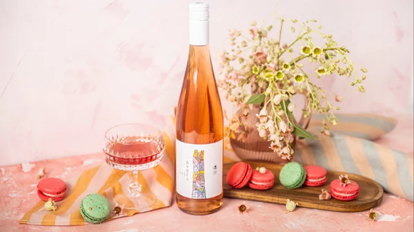 Ένα Ροζέ που το λένε βaΒέλ καθώς "μιλά" σε όλες τις γλώσσες!