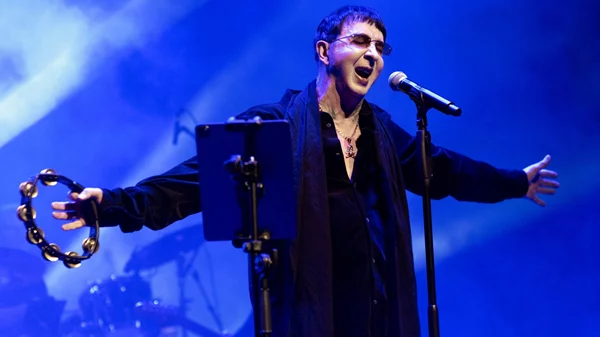 Marc Almond: Και ποιον δεν σήκωσε από τη θέση του στο "Christmas Theater", δίνοντας μια πολύ ωραία συναυλία