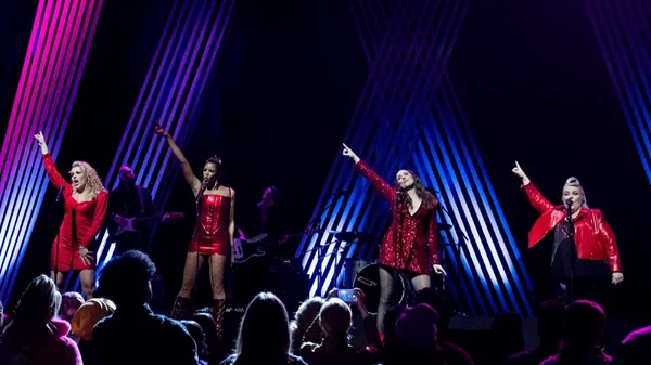 "GIRLS5EVA": To αυτοσαρκαστικό feelgood διαμάντι του Netflix