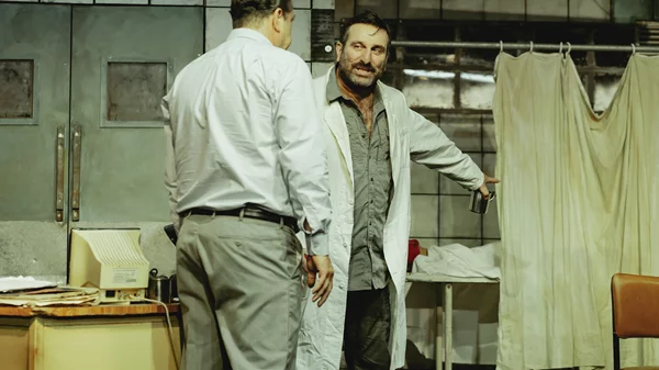 Συνεχίζεται για δεύτερη χρονιά η επιτυχία της παράστασης "Αξύριστα πηγούνια"! Το βραβευμένο έργο του Γιάννη Τσίρου φωτίζει ζητήματα σεξισμού και γυναικείας εκμετάλλευσης.