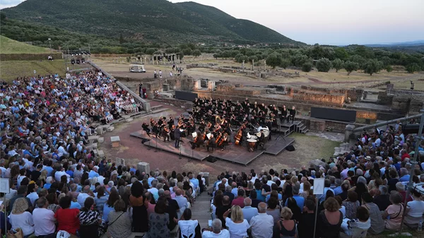 Παρακολουθήσαμε τη Νόρμα του Μπελλίνι να ζωντανεύει τελετουργικά το αρχαίο θέατρο της Μεσσήνης