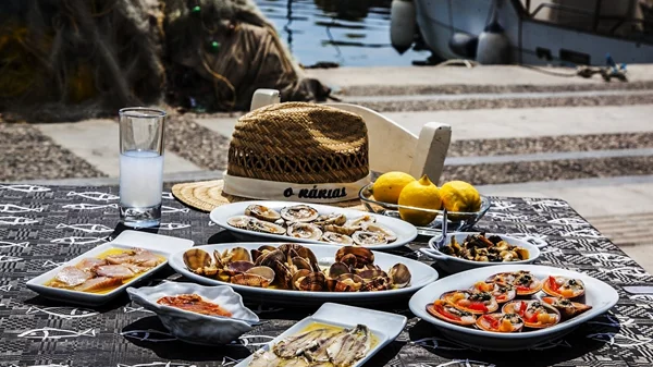 Στη Σαλαμίνα υπάρχει ένα ουζερί που αξίζει την προσοχή σου