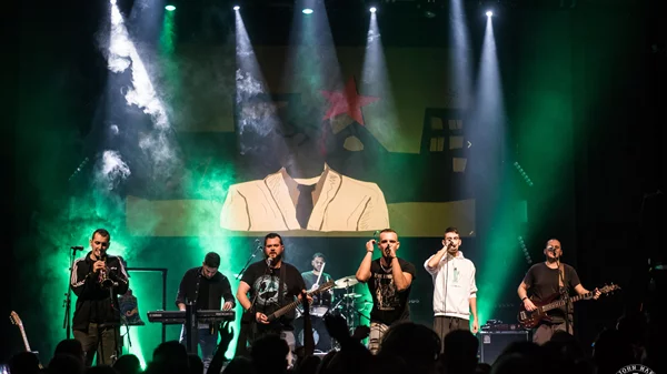 Κοινοί Θνητοί: Η ιδιοσυγκρασιακή μπάντα έρχεται από την Εύβοια στο Θέατρο Βράχων