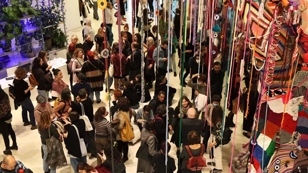 Τι κάνει όλος αυτός ο κόσμος Σάββατο στο Εθνικό Μουσείο Σύγχρονης Τέχνης;