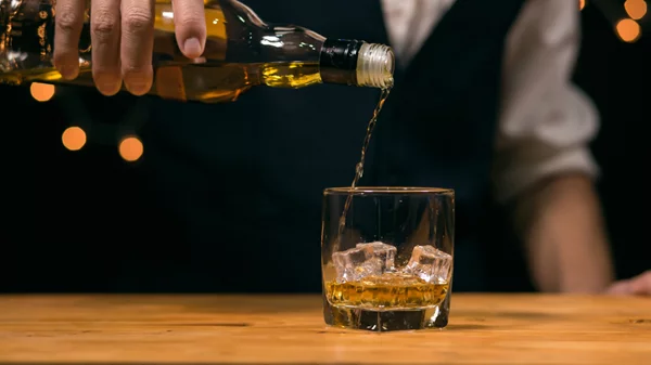 Πώς το ουίσκι κατάφερε να γίνει ο βασιλιάς των ποτών
