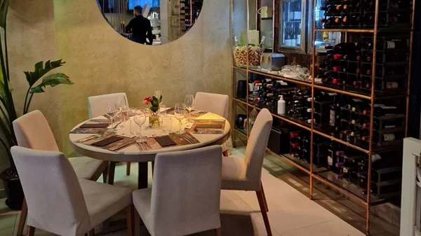 Video walkthrough: Η Ναταλία Δραγούμη στο φινετσάτο "Μ8" του Κολωνακίου για δημιουργική κουζίνα με twist