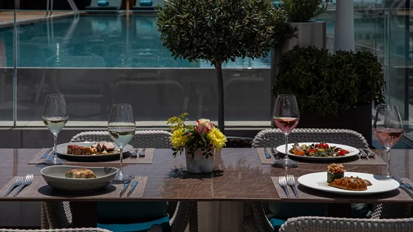 Εδώ απολαμβάνεις την καλύτερη μητροπολιτική θέα της Αθήνας αλλά αυτό δεν είναι το μεγαλύτερο ατού του