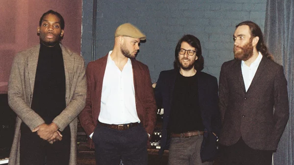 Οι Βρετανοί Ruby Rushton ρίχνουν την αυλαία της σειράς "Microcosmos"