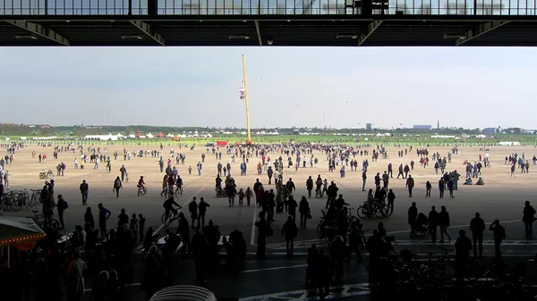 Μια συζήτηση για την κληρονομιά των αεροδρομίων Tempelhof και Ελληνικού έθεσε το επείγον ερώτημα "σε ποιόν ανήκουν οι πόλεις;"