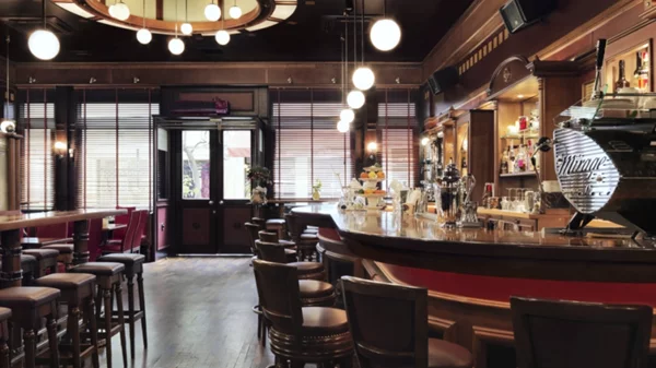 Το μπαρ 42 επιστρέφει, στο Κολωνάκι αυτή τη φορά