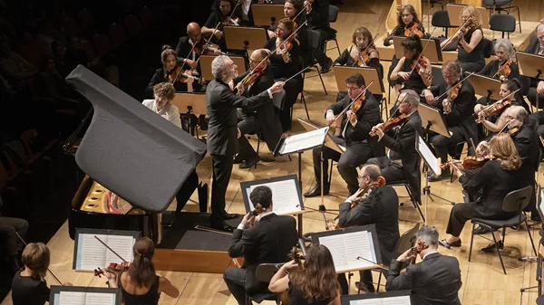 Έξοχα προγράμματα ρωσικής μουσικής με ιδιοφυείς νέους πιανίστες (Κολέσνικοφ, Τσακμούρ) σε συναυλίες των Κρατικών Ορχηστρών Αθηνών και Θεσσαλονίκης